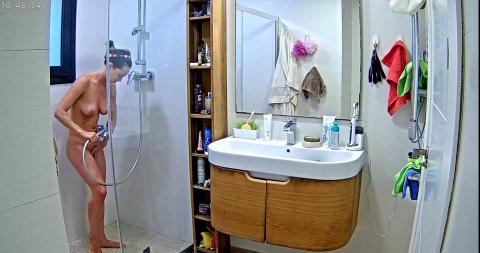 Reallifecam - Nana make a quick shower and pussy play 04.08.2021