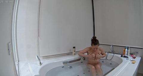 Reallifecam - Fiora hot dildo bate in bathub 10.05.2022