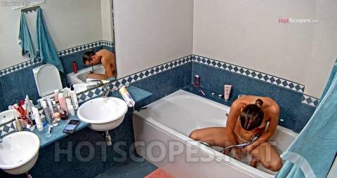 Reallifecam - Anna make a quick shower and dance 17 Nov