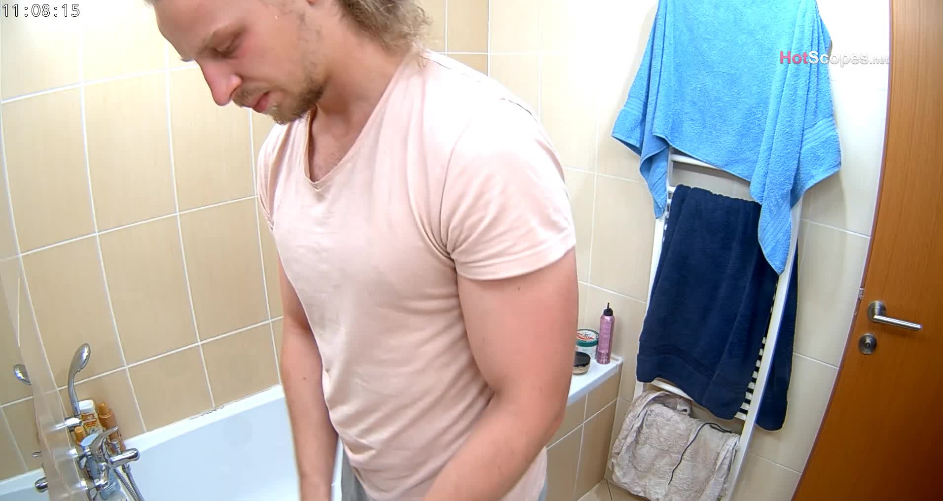 Reallifecam - Dantez and guest girl have sex in bathroom 03.08.2023