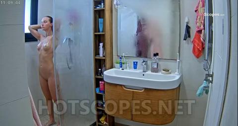 Reallifecam - Holly make a quick shower 21.05.2021