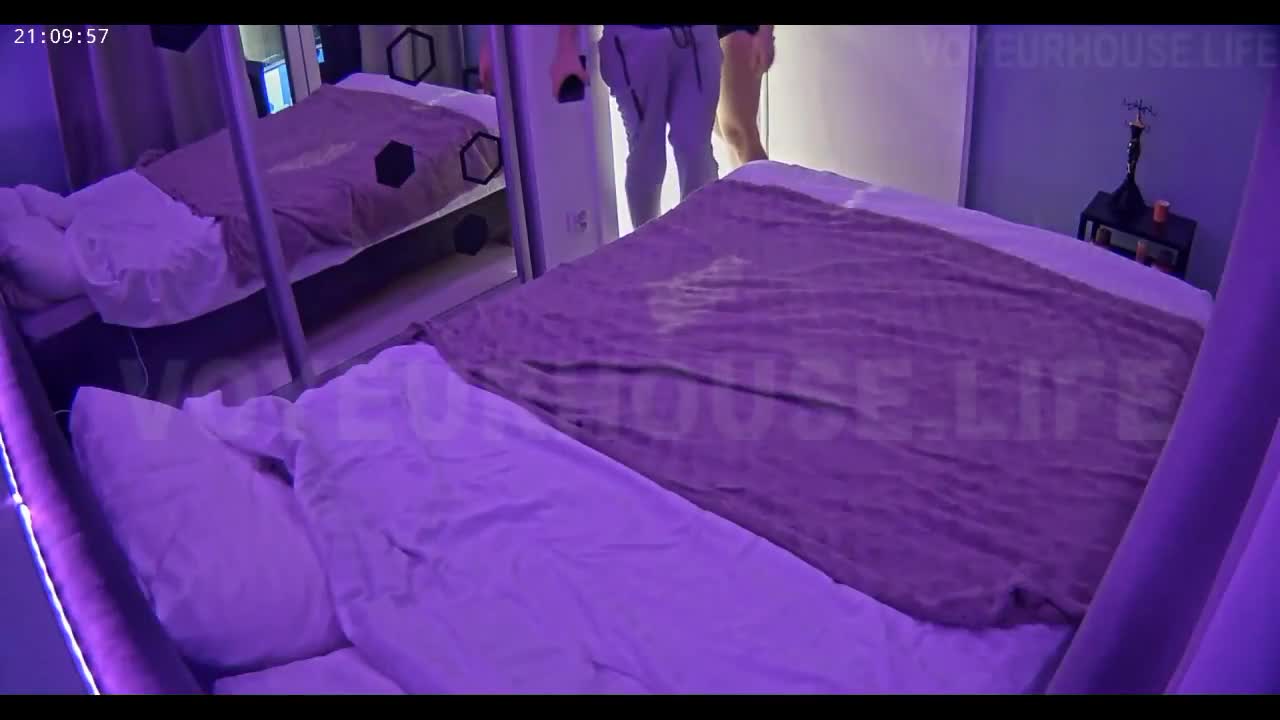 Reallifecam - Scarlett and Casper guest have Passionate Blowjob in bedroom 07.03.2024.mp4