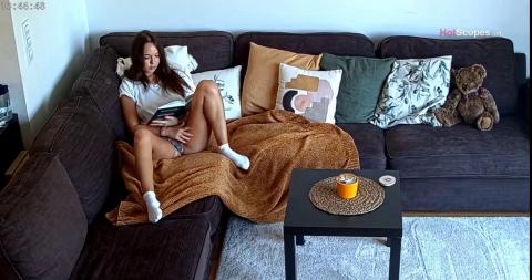 Reallifecam - Leora reads a book and rubs her pussy when she relaxes 25.11.2021