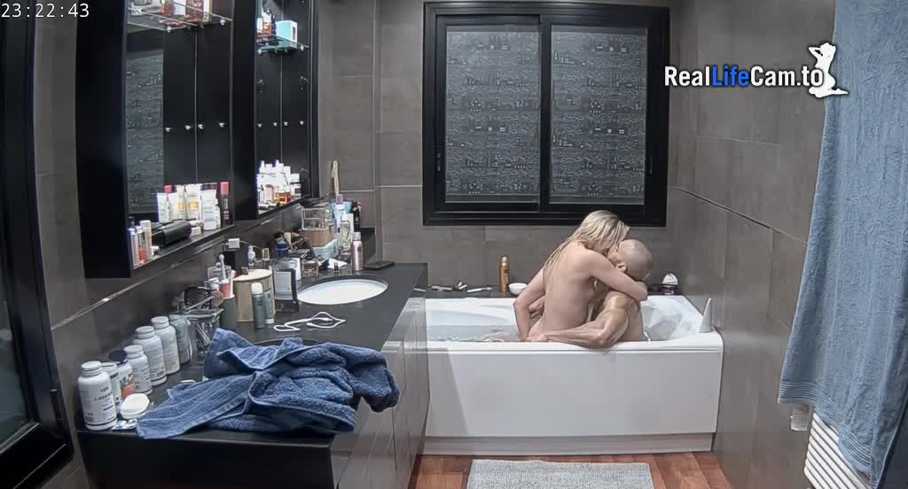 Reallifecam - Guest couple have hot blowjob and quick sex in bathub 23.05.2024.mp4