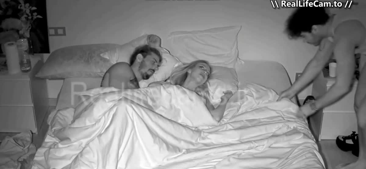 Reallifecam - Sara have fun with 2 guys and have pussy eat and undercover sex 26.01.2025