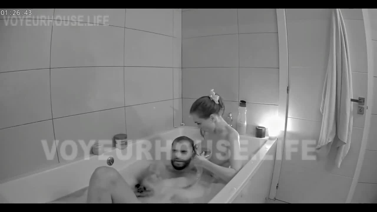 Reallifecam - Megan make a hot handjob and blowjob in bathub and have sex with BF 27.10.2023