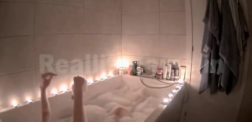 Reallifecam - Chilli take bath dance have fun and quick pussy rub 24.04.2025