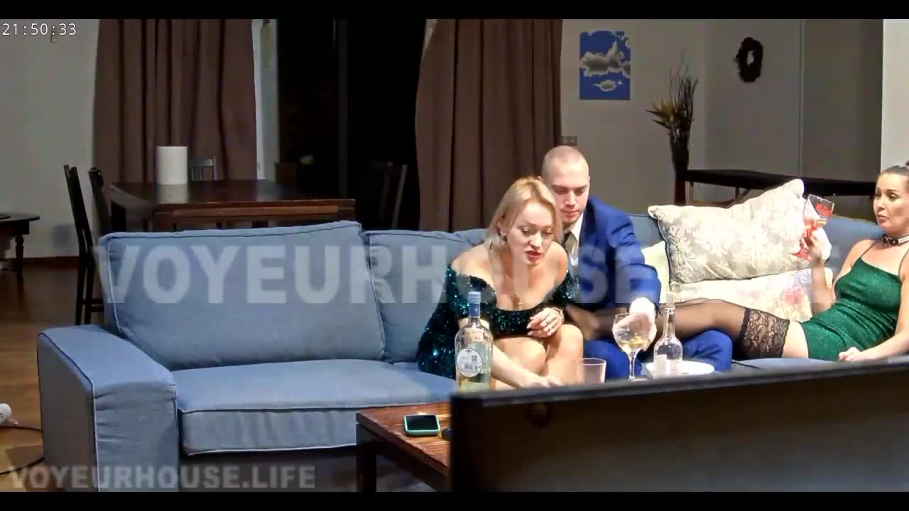 Reallifecam - Lacrim gets a blowjob from Angie while Cecilia watches them 08.12.2023